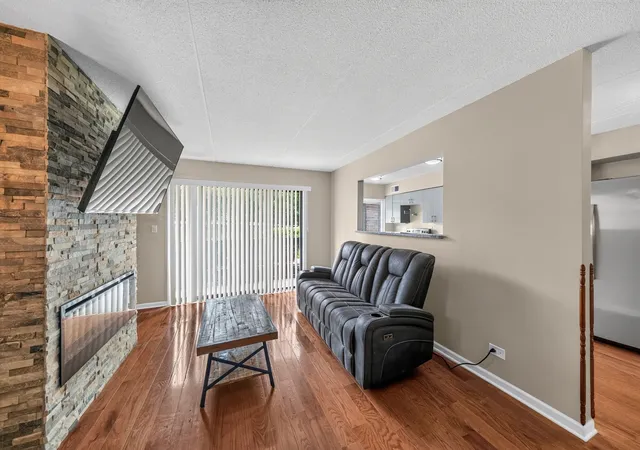 Listing Photo 4 - Condo for sale in building located at 6816 Joliet Rd, Indian Head Park, IL 60525 - Unit #4
