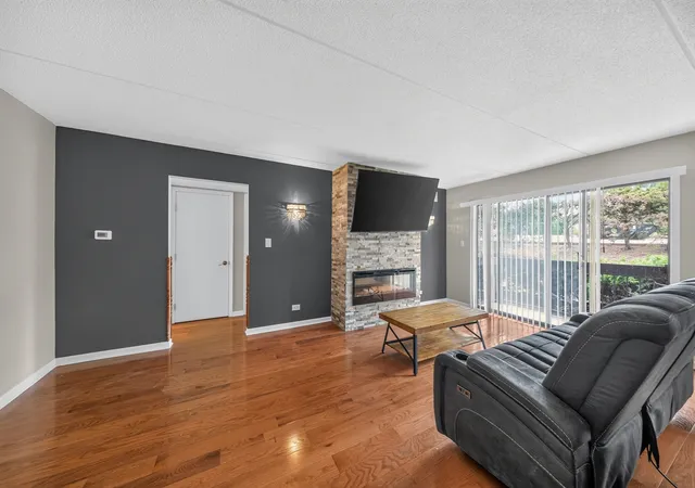 Listing Photo 5 - Condo for sale in building located at 6816 Joliet Rd, Indian Head Park, IL 60525 - Unit #4