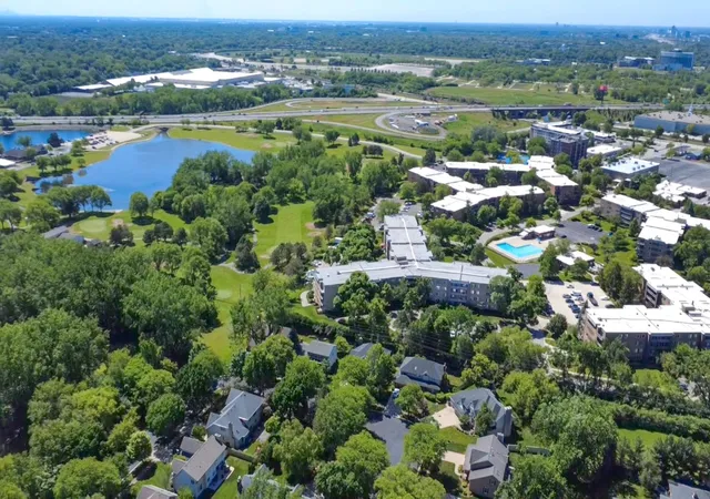 Listing Photo 2 - Condo for sale in building located at 945 E Kenilworth Ave, Palatine, IL 60074 - Unit #314