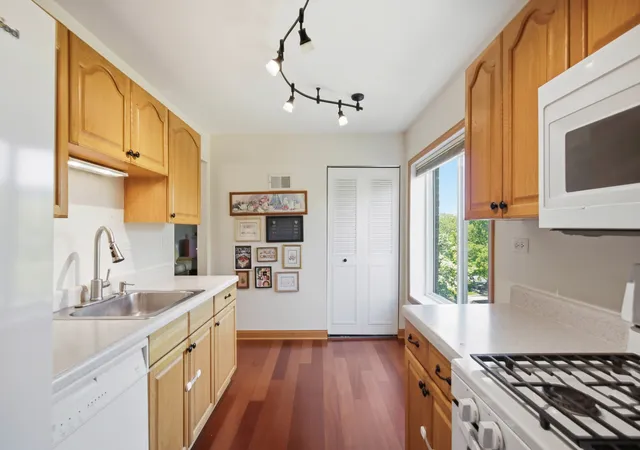 Photo 5 of Condo for sale at 945 E Kenilworth Ave #314, Palatine, IL 60074 | MLS# 12748605 | Listing updated on 2026-09-07