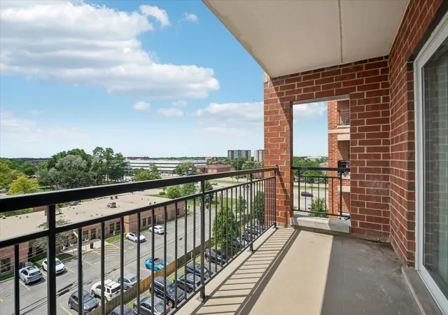 Listing Photo 2 - Condo for sale in building located at 5555 N Cumberland Ave, Chicago, IL 60656 - Unit #710