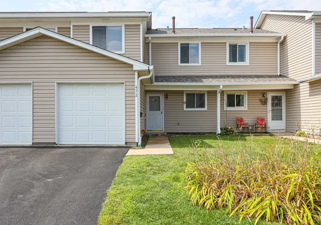 Photo 3 of Townhouse for sale at 472 Esselen Ct, Carol Stream, IL 60188 | MLS# 12748750 | Listing updated on 2026-09-08