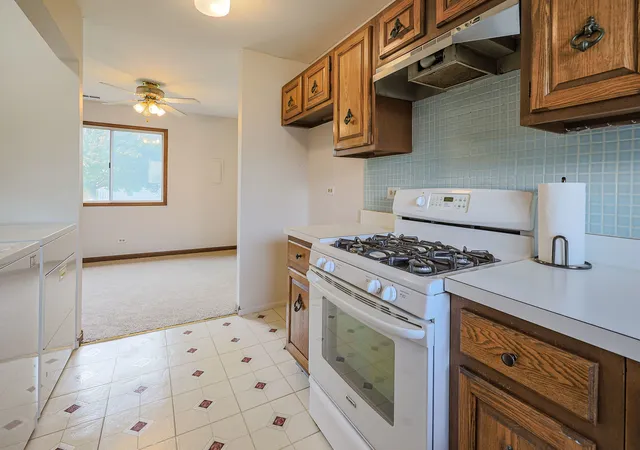Photo 3 of Townhouse for sale at 472 Esselen Ct, Carol Stream, IL 60188 | MLS# 12748750 | Listing updated on 2026-09-08