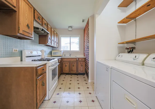Photo 4 of Townhouse for sale at 472 Esselen Ct, Carol Stream, IL 60188 | MLS# 12748750 | Listing updated on 2026-09-08