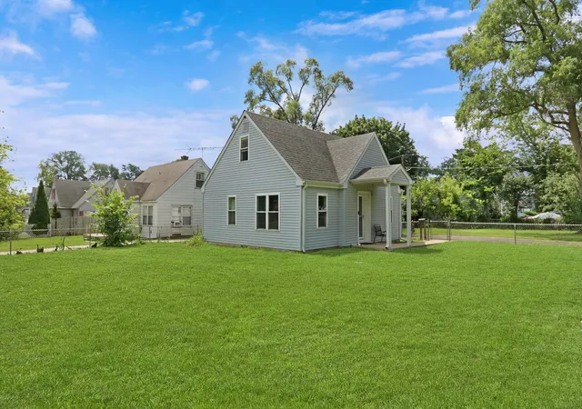 Photo 2 of Single family home for sale at 901 Flintwood Ct, Round Lake Heights, IL 60073 | MLS# 12748863 | Listing updated on 2026-09-07