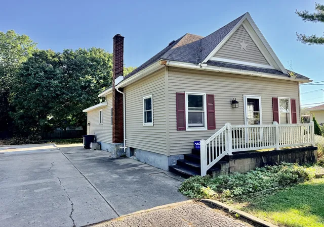 Photo 2 of Sale Pending at 1405 E Kent St, Streator, IL 61364 | MLS# 12748891 | Listing updated on 2026-09-02