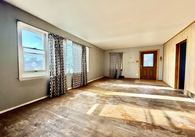 Photo 3 of Sale Pending at 1405 E Kent St, Streator, IL 61364 | MLS# 12748891 | Listing updated on 2026-09-02