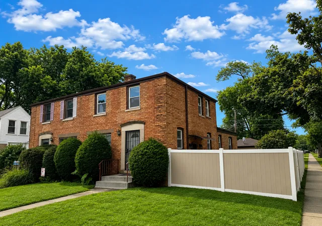 Photo 1 of Townhouse for sale at 1693 Linden St, Des Plaines, IL 60018 | MLS# 12749089 | Listing updated on 2026-09-08