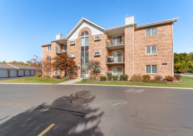 Photo 2 of Condo for sale at 18302 Robin Ln #D1, Homewood, IL 60430 | MLS# 12749113 | Listing updated on 2026-09-25