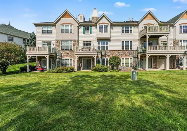 Photo 3 of Townhouse for sale at 469 Bay Tree Cir, Vernon Hills, IL 60061 | MLS# 12749140 | Listing updated on 2026-09-05