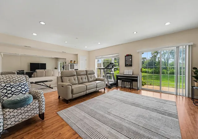 Photo 4 of Townhouse for sale at 469 Bay Tree Cir, Vernon Hills, IL 60061 | MLS# 12749140 | Listing updated on 2026-09-05