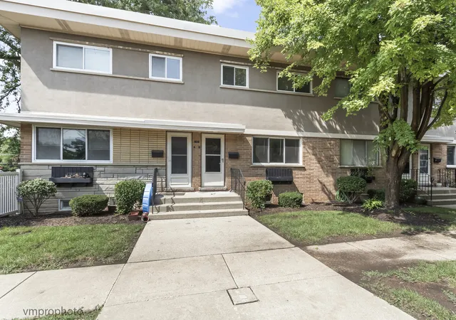 Photo 1 of Townhouse for sale at 606 S Milwaukee Ave #B, Libertyville, IL 60048 | MLS# 12749188 | Listing updated on 2026-09-02