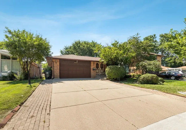 Photo 2 of Single family home for sale at 6936 N Kostner Ave, Lincolnwood, IL 60712 | MLS# 12749230 | Listing updated on 2026-09-08