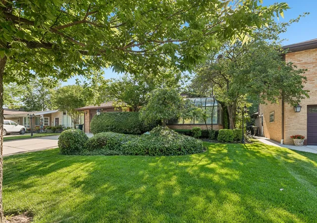 Photo 3 of Single family home for sale at 6936 N Kostner Ave, Lincolnwood, IL 60712 | MLS# 12749230 | Listing updated on 2026-09-08