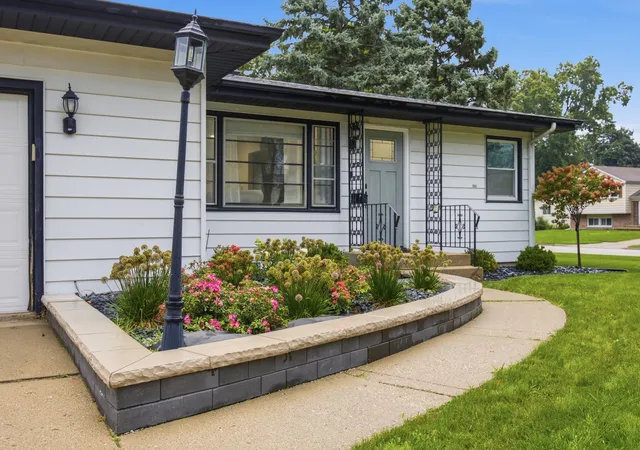 Photo 2 of Sale Pending at 270 Berkshire Dr, Crystal Lake, IL 60014 | MLS# 12749433 | Listing updated on 2026-09-08