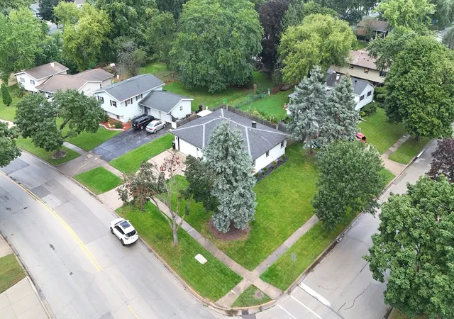 Photo 3 of Sale Pending at 270 Berkshire Dr, Crystal Lake, IL 60014 | MLS# 12749433 | Listing updated on 2026-09-08
