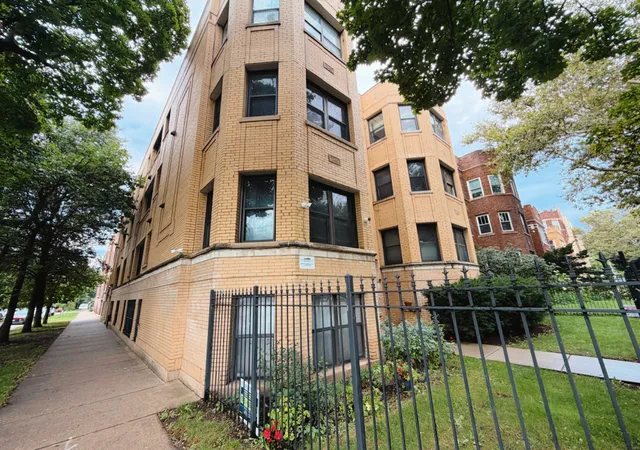 Condo for sale at 2222 W Rosemont Ave #2E, Chicago, IL 60659 | MLS# 12749435