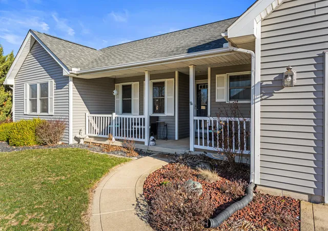 Photo 4 of Single family home for sale at 1202 Edgeview Dr, Mahomet, IL 61853 | MLS# 12749482 | Listing updated on 2026-09-08