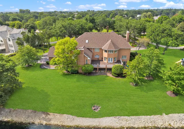 Photo 2 of Single family home for sale at 5 S Meadow Ct, South Barrington, IL 60010 | MLS# 12749505 | Listing updated on 2026-09-08