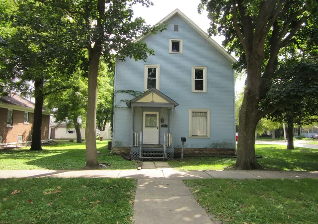 Photo 2 of Sale Pending at 910 Oneida St, Joliet, IL 60435 | MLS# 12749555 | Listing updated on 2026-09-07