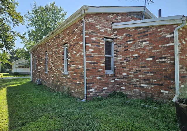 Photo 3 of Single family home for sale at 211 N Seba St, Hurst, IL 62949 | MLS# 12749564 | Listing updated on 2026-09-08