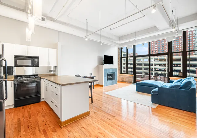 Photo 3 of Condo for sale at 333 W Hubbard St #604, Chicago, IL 60654 | MLS# 12749720 | Listing updated on 2026-09-08