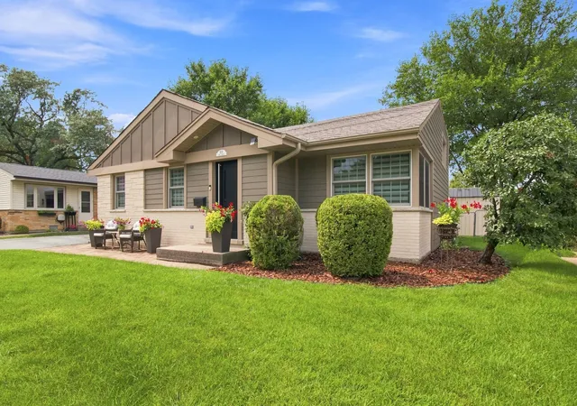 Photo 2 of Single family home for sale at 534 E Park Ave, Elmhurst, IL 60126 | MLS# 12749773 | Listing updated on 2026-09-02