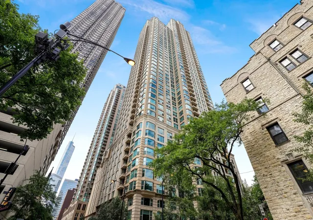 Listing Photo 1 - Condo for sale in building located at 25 E Superior St, Chicago, IL 60611 - Unit #1006