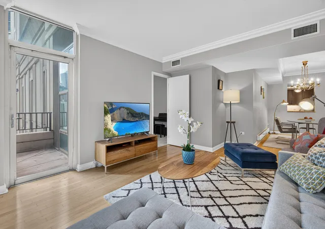 Listing Photo 3 - Condo for sale in building located at 25 E Superior St, Chicago, IL 60611 - Unit #1006