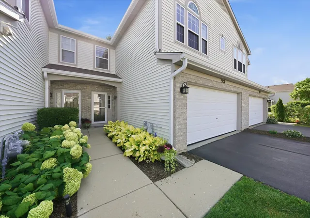 Photo 2 of Townhouse for sale at 3250 Ronan Dr #0, Lake In The Hills, IL 60156 | MLS# 12749895 | Listing updated on 2026-09-05