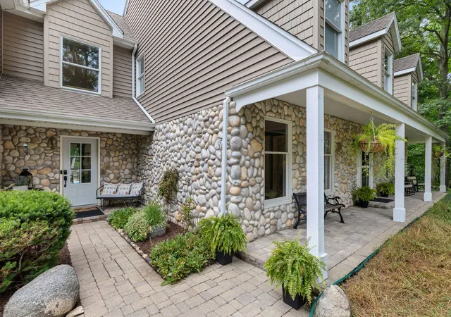 Photo 3 of Single family home for sale at 8310 Mason Hl Rd, Woodstock, IL 60098 | MLS# 12749926 | Listing updated on 2026-09-08