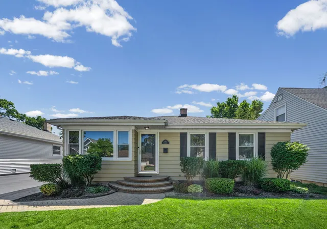 Photo 2 of Single family home for sale at 931 N Fernandez Ave, Arlington Heights, IL 60004 | MLS# 12749959 | Listing updated on 2026-09-09