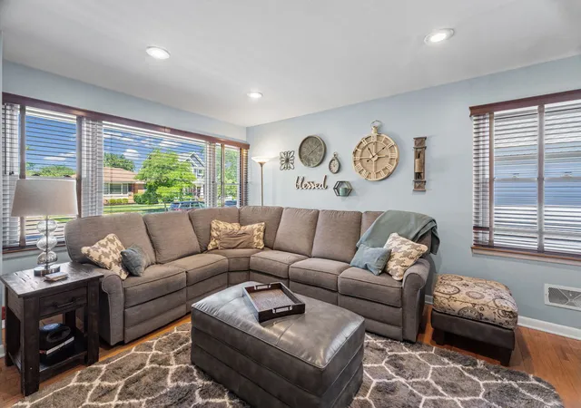 Photo 3 of Single family home for sale at 931 N Fernandez Ave, Arlington Heights, IL 60004 | MLS# 12749959 | Listing updated on 2026-09-09