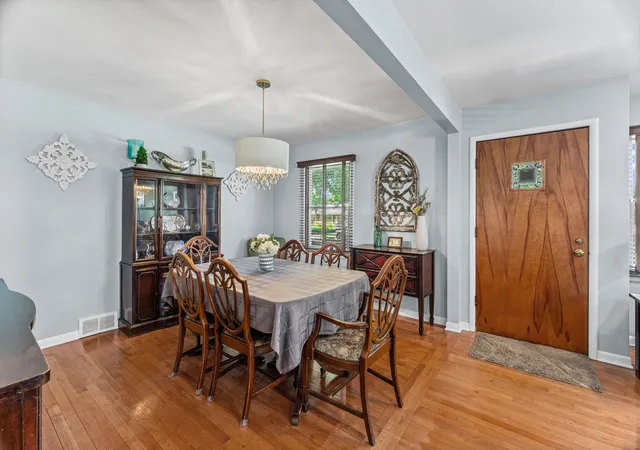 Photo 4 of Single family home for sale at 931 N Fernandez Ave, Arlington Heights, IL 60004 | MLS# 12749959 | Listing updated on 2026-09-09
