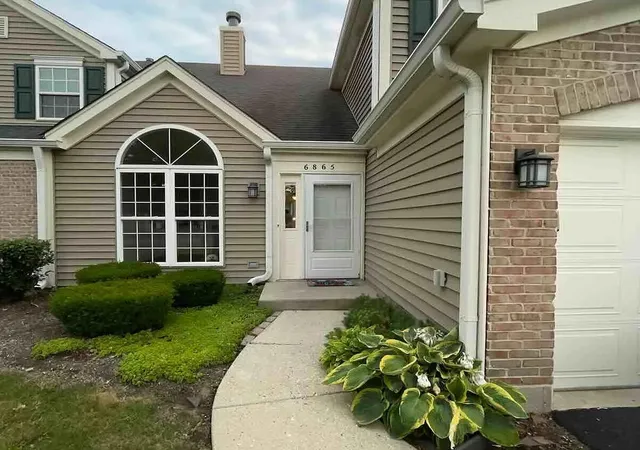 Photo 1 of Townhouse for sale at 6865 N Hampton Cir, Gurnee, IL 60031 | MLS# 12749998 | Listing updated on 2026-09-08
