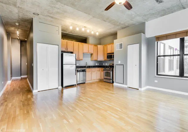 Photo 2 of Condo for sale at 1122 W Catalpa Ave #402, Chicago, IL 60640 | MLS# 12750030 | Listing updated on 2026-09-08