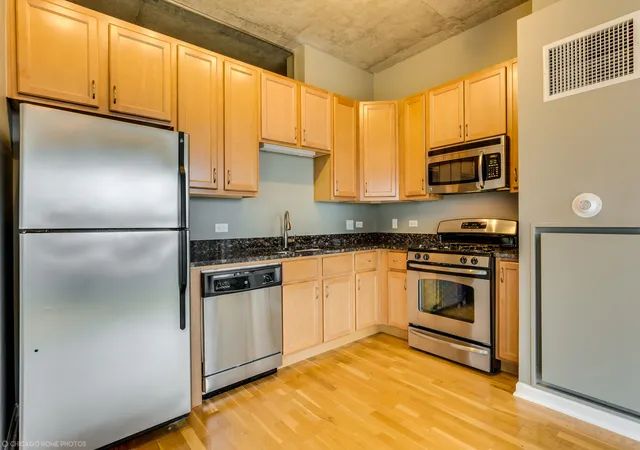 Photo 4 of Condo for sale at 1122 W Catalpa Ave #402, Chicago, IL 60640 | MLS# 12750030 | Listing updated on 2026-09-08