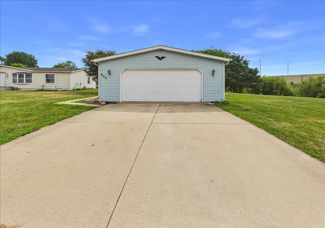 Photo 2 of Manufactured home for sale at 933 Micole Dr, Belvidere, IL 61008 | MLS# 12750048 | Listing updated on 2026-09-08