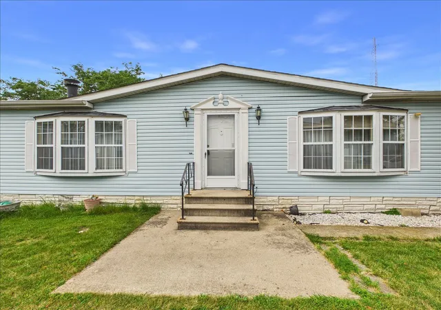 Photo 4 of Manufactured home for sale at 933 Micole Dr, Belvidere, IL 61008 | MLS# 12750048 | Listing updated on 2026-09-08