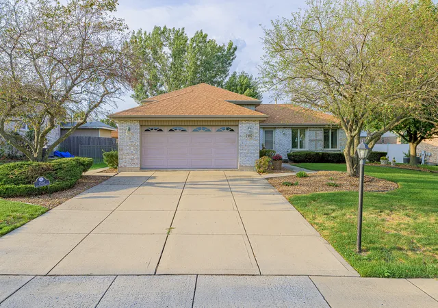 Photo 1 of Single family home for sale at 7502 W Lakeside Dr, Frankfort, IL 60423 | MLS# 12750061 | Listing updated on 2026-09-08