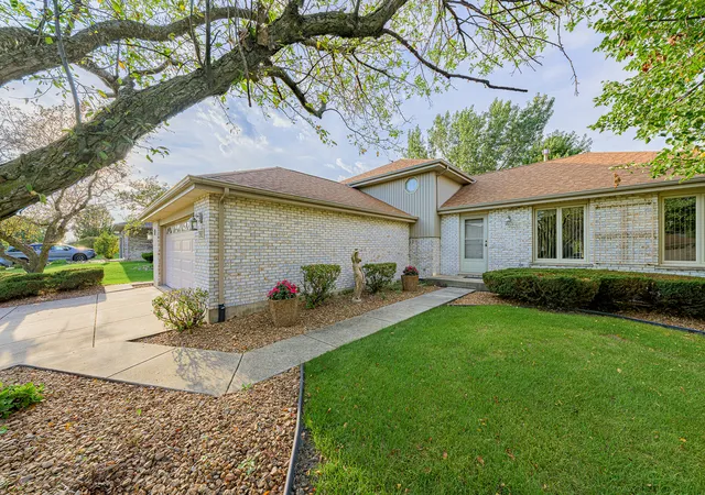 Photo 2 of Single family home for sale at 7502 W Lakeside Dr, Frankfort, IL 60423 | MLS# 12750061 | Listing updated on 2026-09-08