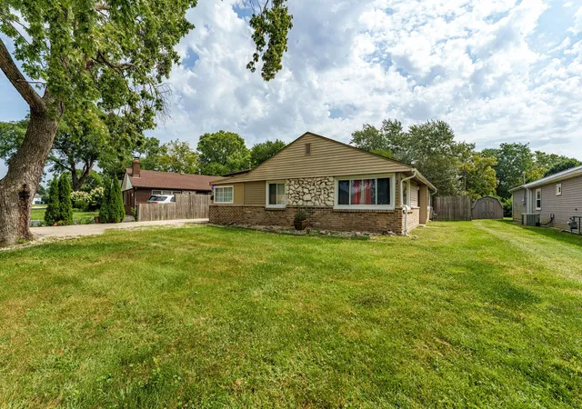 Photo 2 of Single family home for sale at 5037 Elm Cir Dr, Oak Lawn, IL 60453 | MLS# 12750067 | Listing updated on 2026-10-06