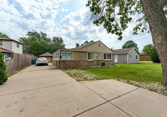 Photo 3 of Single family home for sale at 5037 Elm Cir Dr, Oak Lawn, IL 60453 | MLS# 12750067 | Listing updated on 2026-10-06