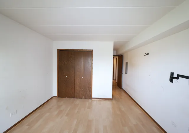 Listing Photo 2 - Condo for sale in building located at 9900 Treetop Dr, Orland Park, IL 60462 - Unit #2E