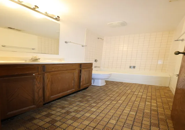 Photo 14 of Condo for sale at 9900 Treetop Dr #2E, Orland Park, IL 60462 | MLS# 12750274 | Listing updated on 2026-09-08