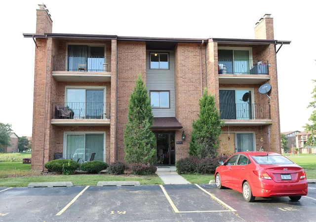 Photo 2 of Condo for sale at 9900 Treetop Dr #2E, Orland Park, IL 60462 | MLS# 12750274 | Listing updated on 2026-09-08