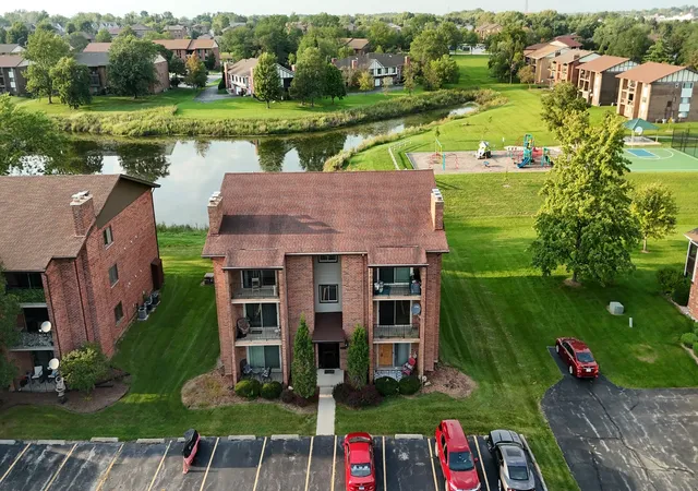 Photo 4 of Condo for sale at 9900 Treetop Dr #2E, Orland Park, IL 60462 | MLS# 12750274 | Listing updated on 2026-09-08