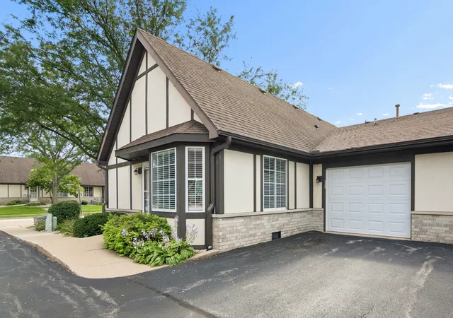 Photo 2 of Townhouse for sale at 1880 Willow Cir Dr, Crest Hill, IL 60403 | MLS# 12750294 | Listing updated on 2026-10-07