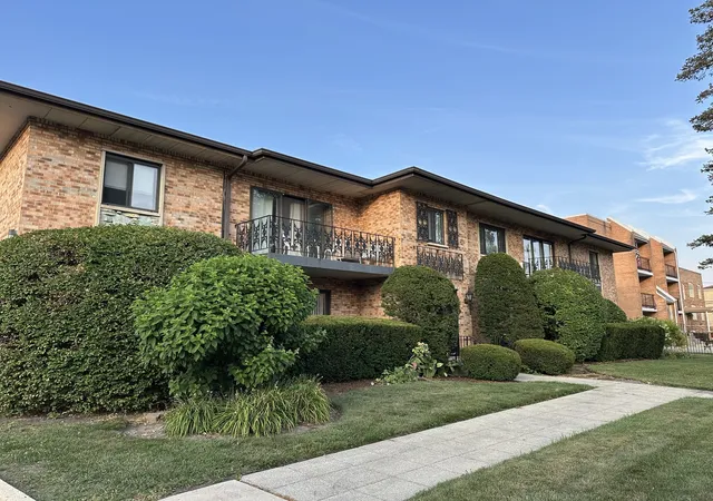 Photo 2 of Condo for sale at 1033 Busse Hwy #2A, Park Ridge, IL 60068 | MLS# 12750348 | Listing updated on 2026-09-05
