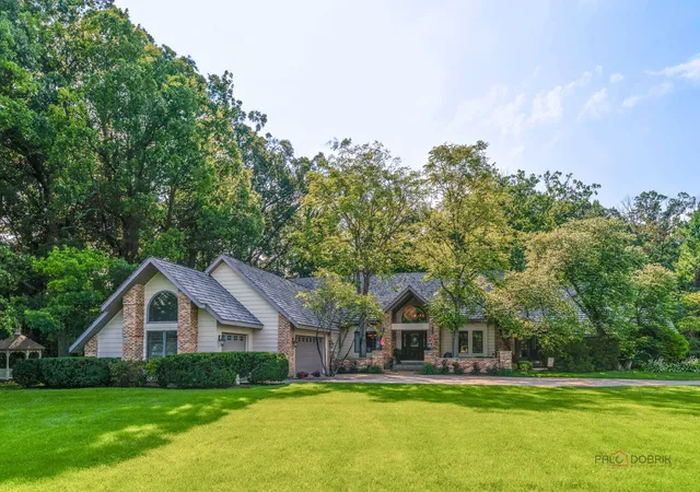 Photo 2 of Single family home for sale at 5520 Hilltop Ln, Libertyville, IL 60048 | MLS# 12750383 | Listing updated on 2026-09-04